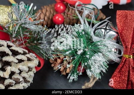 Bündel von festlichen Dekorationen auf dunklem Hintergrund Stockfoto