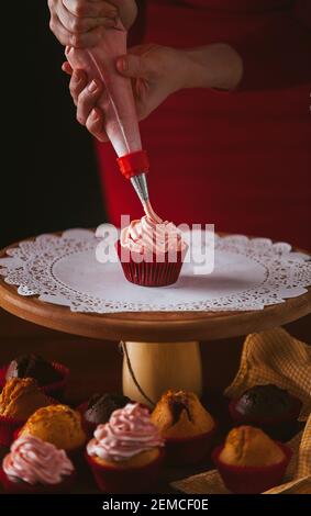 Auf Muffins gepresste Sahne Stockfoto