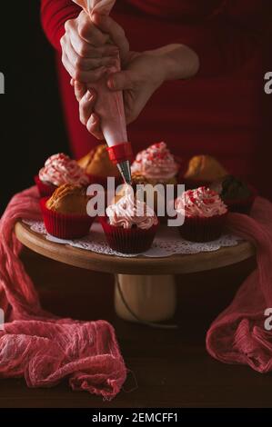Auf Muffins gepresste Sahne Stockfoto