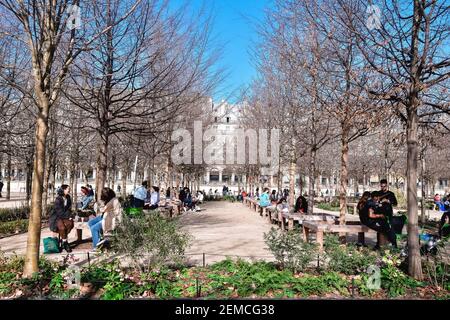 Pariser genießen den Tuilerien-Garten trotz Pandemie Covid-19, mit dem schönen warmen Frühlingswetter in Paris, Frankreich am 24. Februar 2021. Foto von Jana Call Me J/ABACAPRESS.COM Stockfoto