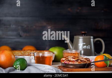 Kuchen gefüllt mit Marmelade und Scheiben von Zitrusfrüchten Mandarine Stockfoto