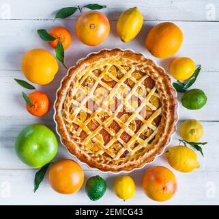 Kuchen gefüllt mit Marmelade und Scheiben von Zitrusfrüchten Mandarine Stockfoto