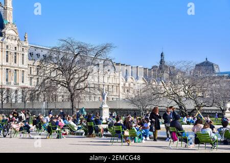 Pariser genießen den Tuilerien-Garten trotz Pandemie Covid-19, mit dem schönen warmen Frühlingswetter in Paris, Frankreich am 24. Februar 2021. Foto von Jana Call Me J/ABACAPRESS.COM Stockfoto