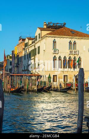 Venedig, Italien - 30. Sep 2018: Liegeplatz für Gondeln und Boote in Venedig Stockfoto