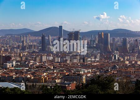 Panorama des asiatischen Teils von Istanbul. Große Stadt mit Wolkenkratzern.Türkei. Stockfoto