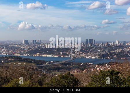 Panorama des europäischen Teils von Istanbul mit Bosporus. Große Stadt mit Wolkenkratzern.Türkei. Stockfoto