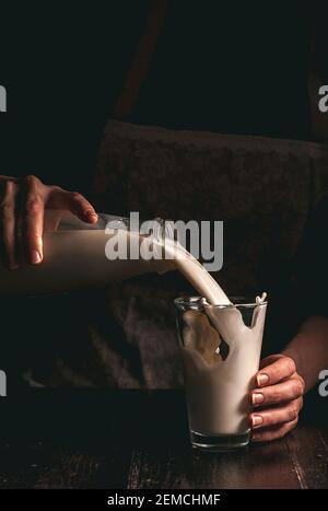 Frau Bäuerin mit einem Glas Milch. Konzeptprobleme im Agrarsektor. Stockfoto