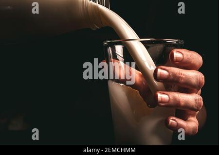 Frau Bäuerin mit einem Glas Milch. Konzeptprobleme im Agrarsektor. Stockfoto