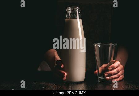 Frau Bäuerin mit einem Glas Milch. Konzeptprobleme im Agrarsektor. Stockfoto