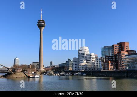 Rheinturm und Medienhafen Medienhafen mit Gehry-Gebäuden, Düsseldorf, Deutschland Stockfoto