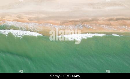 Luftaufnahme des Strandes und der Wellen Stockfoto