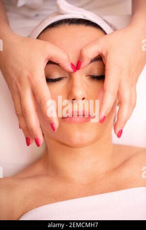 Frau mit einer Gesichtsbehandlung, madero Gesichtsmassage, Nahaufnahme Stockfoto