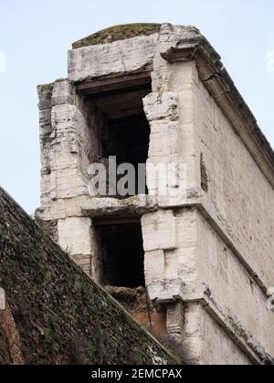 Rom. Italien. Porta Maggiore, erbaut 52 n. Chr. vom Kaiser Claudius, Detail zeigt die beiden Aquädukte (Aqua Claudia und Anio Novus), die in Betrieb sind Stockfoto