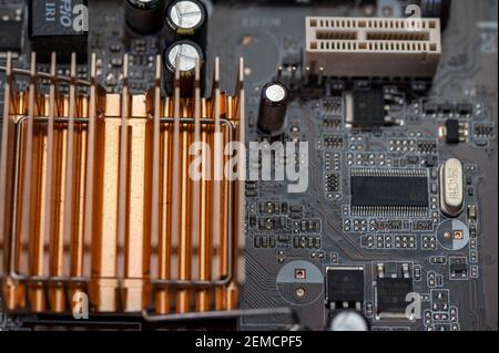 Detail eines Mainboards mit Anschlüssen und Kühlkörpern eines Fest installierter Computer Stockfoto