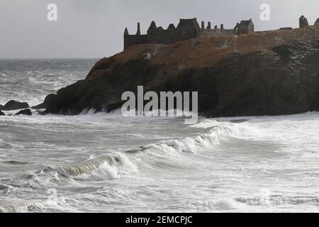 Dunnottar Castle bei stürmischem Wetter, von der anderen Seite von Castle Haven, in der Nähe von Stonehaven, Aberdeenshire, Schottland Stockfoto