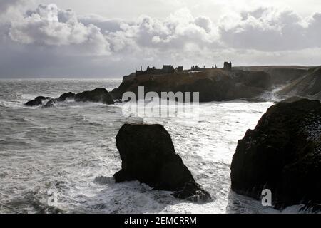 Dunnottar Castle bei stürmischem Wetter, von der anderen Seite von Castle Haven, in der Nähe von Stonehaven, Aberdeenshire, Schottland Stockfoto