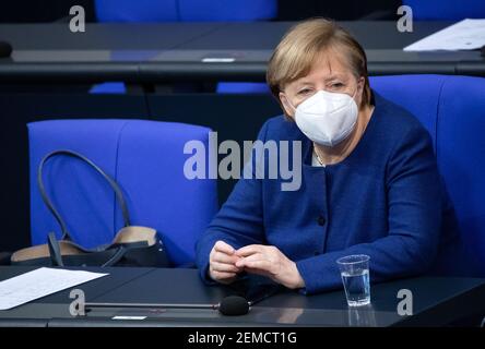 Berlin, Deutschland. Februar 2021, 25th. Bundeskanzlerin Angela Merkel (CDU) sitzt in der Plenarsitzung im Deutschen Bundestag. Die Hauptthemen der Sitzung 212th der Legislaturperiode 19th sind der EU-Haushalt, das Arbeitsprogramm der EU-Kommission, die Frauenquote für Unternehmensvorstände, die Verlängerung des vereinfachten Planungsgesetzes und Corona-Schnelltests. Quelle: Bernd von Jutrczenka/dpa/Alamy Live News Stockfoto