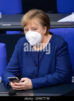 Berlin, Deutschland. Februar 2021, 25th. Bundeskanzlerin Angela Merkel (CDU) sitzt in der Plenarsitzung im Deutschen Bundestag. Die Hauptthemen der Sitzung 212th der Legislaturperiode 19th sind der EU-Haushalt, das Arbeitsprogramm der EU-Kommission, die Frauenquote für Unternehmensvorstände, die Verlängerung des vereinfachten Planungsgesetzes und Corona-Schnelltests. Quelle: Bernd von Jutrczenka/dpa/Alamy Live News Stockfoto