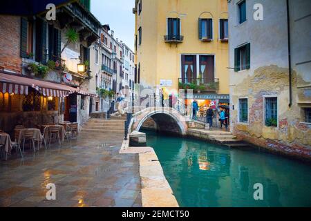 Venedig, Italien - 01.10.2018: die malerischen Grachten und Gassen von Venedig am späten Abend Stockfoto