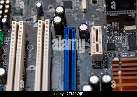 Detail eines Mainboards mit Anschlüssen und Kühlkörpern eines Fest installierter Computer Stockfoto