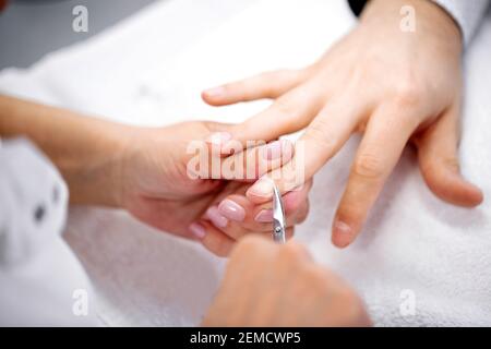 Manikurist mit Nagelhaut Schere für die Nagelbehandlung, Nahaufnahme Stockfoto