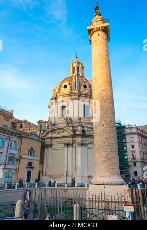 Rom, Italien - 02. Okt 2018: Trajans Säule am Abend, Rom, Italien Stockfoto