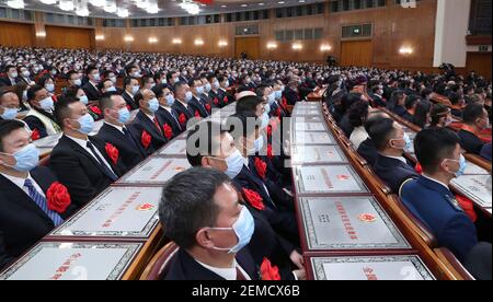 (210225) -- PEKING, 25. Februar 2021 (Xinhua) -- EINE große Versammlung wird abgehalten, um die Errungenschaften des Landes bei der Armutsbekämpfung zu würdigen und seine vorbildlichen Armutsbekämpfer in der Großen Halle des Volkes in Peking, der Hauptstadt von China, 25. Februar 2021 zu ehren. (Xinhua/Ding Lin) Stockfoto