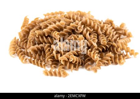 Der Haufen von Fusilli Pasta isoliert auf weißem Hintergrund. Stockfoto