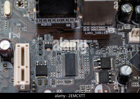 Detail eines Mainboards mit Anschlüssen und Kühlkörpern eines Fest installierter Computer Stockfoto