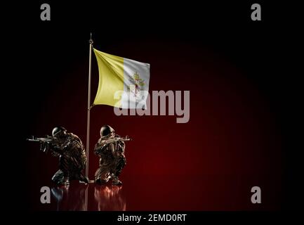 Konzept der militärischen Konflikt mit Soldaten Statuen und winkende Nationalflagge der Vatikanstadt. Illustration der Coup-Idee. Stockfoto