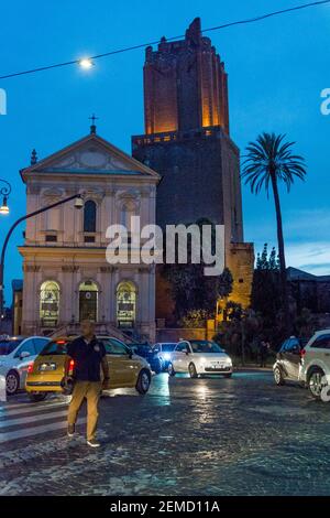 Rom, Italien - 02. Okt 2018: Nachtansicht des Torre delle Milizie - der Milizenturm in Rom Stockfoto