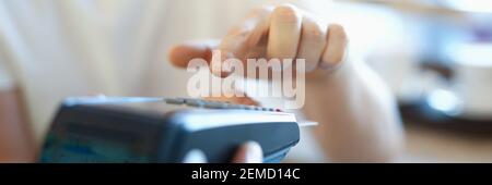 Mann hält Terminal mit Plastikkarte in der Hand. Stockfoto