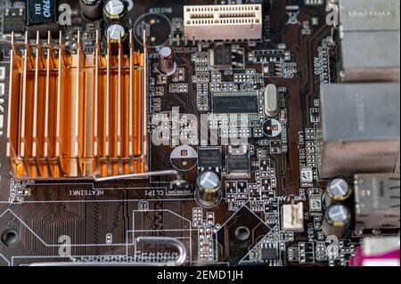 Detail eines Mainboards mit Anschlüssen und Kühlkörpern eines Fest installierter Computer Stockfoto