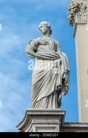 Rom, Italien - 03. Oktober 2018: Statue der heiligen Agnes auf der Basilika der heiligen Agnes, Piazza Navona Stockfoto