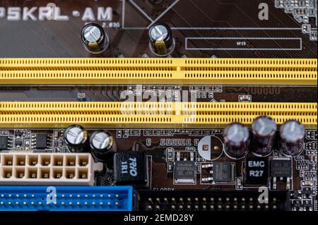 Detail eines Mainboards mit Anschlüssen und Kühlkörpern eines Fest installierter Computer Stockfoto