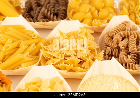 Verschiedene Arten von italienischer Pasta im Bambus Schalen. Stockfoto