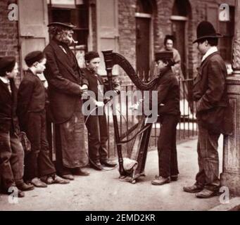 John Thomson Foto mit dem Titel Italian Street Musician 1877. Stockfoto