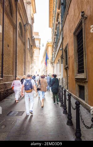 Rom, Italien - 03. Oktober 2018: Eine Gruppe von Touristen zieht entlang der Via Giustiniani in Richtung Piazza della Rotonda in Rom Stockfoto