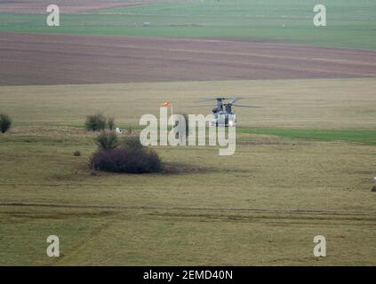 RAF Boeing CH-47 HC6A Chinook Hubschrauber fliegt sehr niedrig für die Landung auf einer militärischen Übung Stockfoto