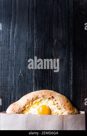 Khachapuri in Adscharian mit Adyghe Käse, Käse und Dotter. Traditionelle kaukasische Küche Stockfoto