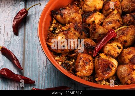 Traditionelle marokkanische Tajine von Huhn mit getrockneten Früchten und Gewürzen, Draufsicht. Marokkanische Chicken Tajine mit Couscous Stockfoto