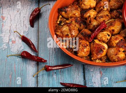 Traditionelle marokkanische Tajine von Huhn mit getrockneten Früchten und Gewürzen, Draufsicht. Marokkanische Chicken Tajine mit Couscous Stockfoto