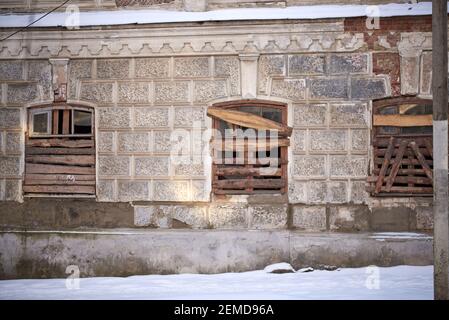 Drei Fenster mit Holzstücken Stockfoto