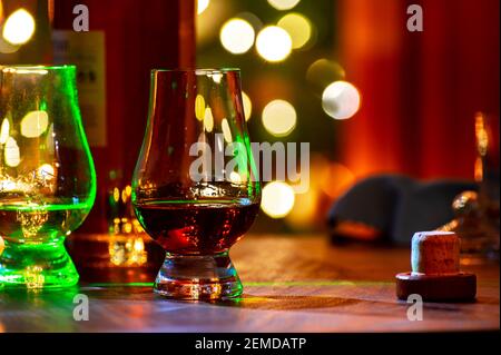 Gläser Single Malt und gemischter Scotch Whisky werden in der Bar in Edinburgh, Schottland, serviert, mit Partylicht im Hintergrund Stockfoto