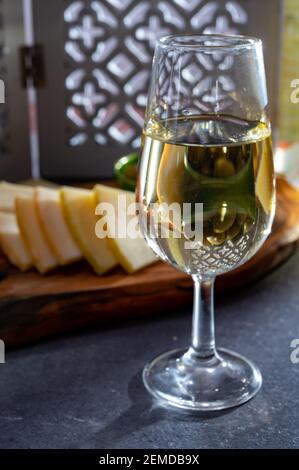 Verkostung von andalusischem fino-Sherry-Wein mit traditionellen spanischen Tapas, grünen Oliven, Mangokäse für Ziegen und Schafe Stockfoto