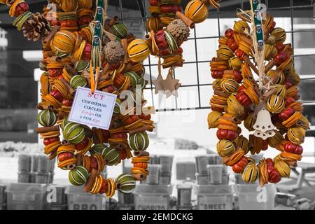 Duftende Gewürzfrucht-Produkte zum Verkauf an Stand am Bournemouth Metropole Street Market, Weihnachtsmarkt in Bournemouth, Dorset UK im November Stockfoto