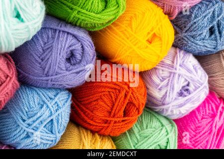 Der Stapel von bunten Strickgarn clews Nahaufnahme Bild. Stockfoto