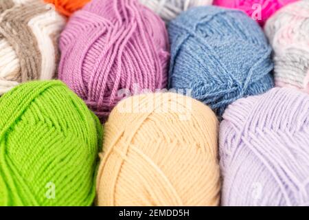 Der Stapel von bunten Strickgarn clews Nahaufnahme Bild. Stockfoto