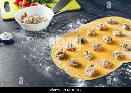 Die Köchin kocht Schritt für Schritt die traditionellen Ravioli Stockfoto