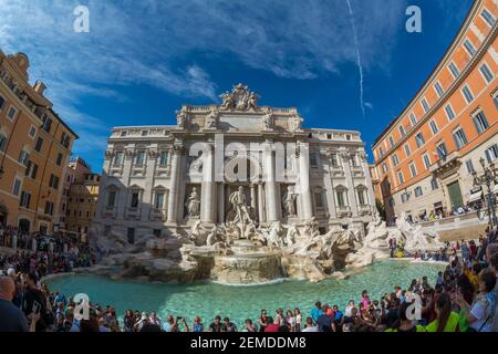 Rom, Italien, 03.Oktober, 2018: Trubel und Spaß rund um den Trevi-Brunnen in Rom Stockfoto